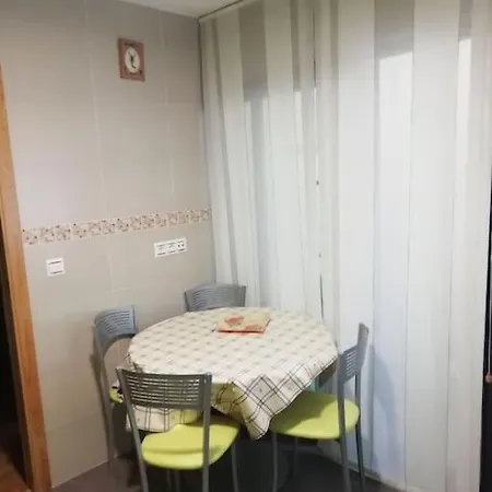 En Piso Compartido Cerca De Playa De Samil Apartment